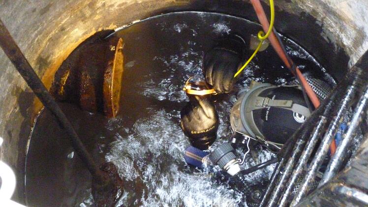 Auf Tauchgang: Am 27. Januar 2016 untersuchte eine Spezialfirma die Margarethenquelle. Dazu stieg ein Taucher in den Schacht ein. Die Erkenntnisse mündeten in ein Sanierungskonzept. Foto: Matthias Hauke