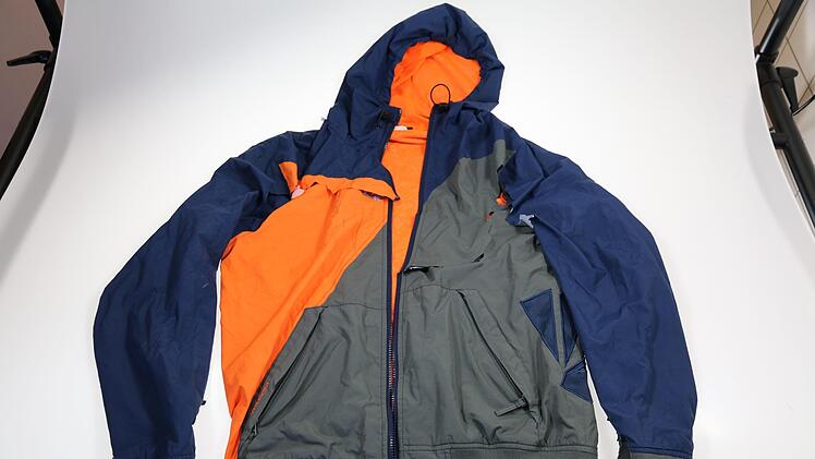 Diese Jacke trug der verstorbene Radfahrer. Fotos: Polizei Bamberg