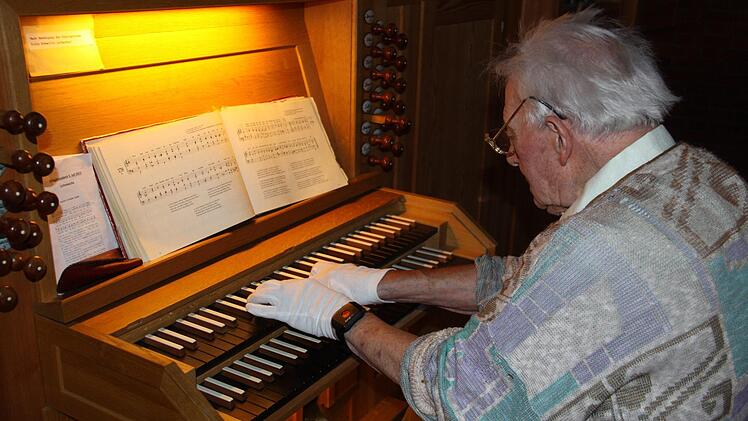 Alfons Zeis an der Orgel der Heilig-Geist-Kirche in LichteneicheFoto: Marcel Terillo