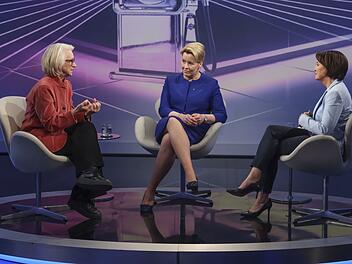 Bei Sandra Maischberger (rechts) diskutierten Monika Schnitzer und Franziska Giffey &uuml;ber die Entlastungsma&szlig;nahmen der Bundesregierung.