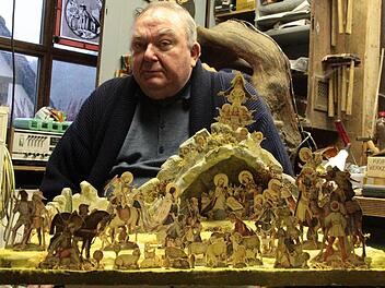 Auch Papierkrippen faszinieren Georg Bayerschmidt. Foto: Josef Hofbauer