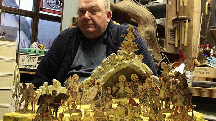 Auch Papierkrippen faszinieren Georg Bayerschmidt. Foto: Josef Hofbauer