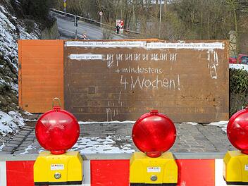Kein Durchkommen gibt es am Maienbrunnen. Dagegen protestiert der Verein "Bewahrt die Bergstadt", weil er umweltfreundliche Verkehrsteilnehmer benachteiligt sieht. Fotos: Michael Gründel/privat (1)