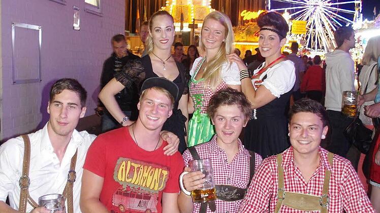 Paula, Johanna und Ola (von links) mit einigen Fans, die sie während der Wahl unterstützt hatten.
