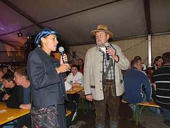 Eine Politesse gab's auf der Kirchweih in Untermembach auch, Bürgermeister Horst Rehder hatte sie mitgebracht.  Fotos: Manfred Welker