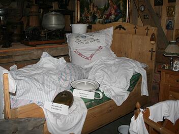 Weil einige Ausstellungsstücke, darunter Wäsche, im Winter nicht in der unbeheizten Scheune bleiben können, zeigt Heinrich Muth seine Ausstellung in Katzenbach wieder im April 2014. Foto: Gabriele Sell