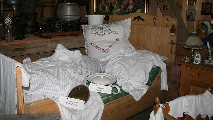 Weil einige Ausstellungsstücke, darunter Wäsche, im Winter nicht in der unbeheizten Scheune bleiben können, zeigt Heinrich Muth seine Ausstellung in Katzenbach wieder im April 2014. Foto: Gabriele Sell