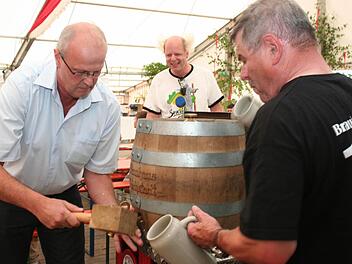 Gerald Brehm brauchte beim Bieranstich nur einen Schlag. Fotos: Evi Seeger