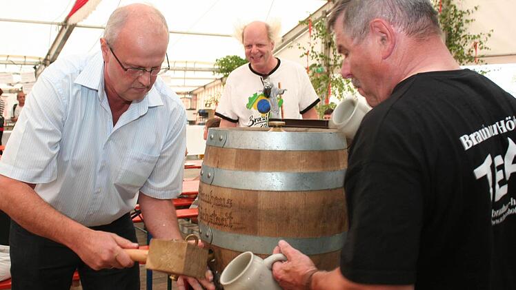 Gerald Brehm brauchte beim Bieranstich nur einen Schlag. Fotos: Evi Seeger