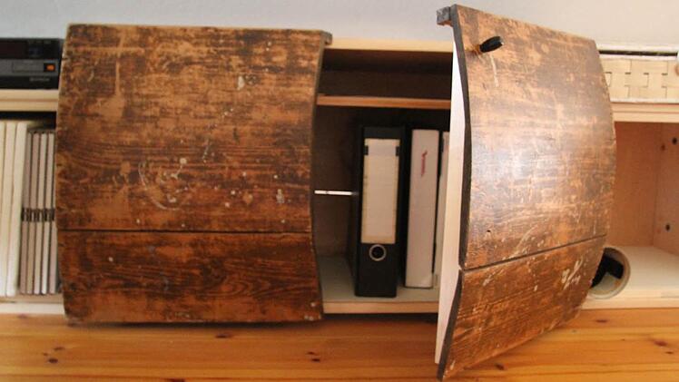 Wer sagt denn, dass Truhen immer nach oben aufgehen müssen?. Die Truhe ist gekippt, der Deckel wurde eine Tür. Foto: Sonja Adam