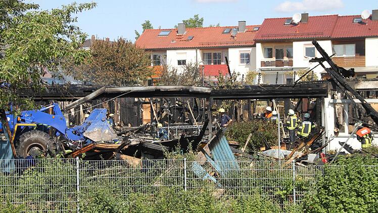 Ein Blick aus einem Nachbarhaus. Hinter dem abgebrennten Kindergarten sind Häuser zu sehen, auf die das Feuer hätte übergreifen können.