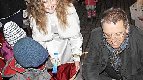 Begehrt waren die S&uuml;&szlig;igkeiten, die Christkind Hannah Sophie Sommer und Oberb&uuml;rgermeister Henry Schramm verteilten. Fotos: Jochen N&uuml;tzel