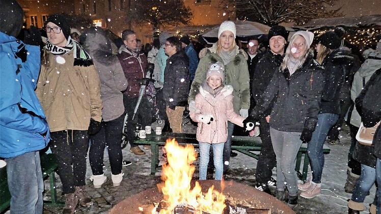 An einer Feuerschale konnten sich die Besucher zumindest vorübergehend aufwärmen.