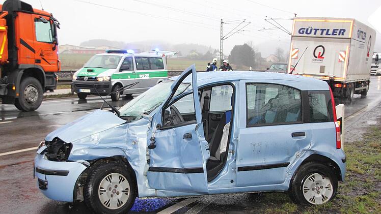 Der Fiat blieb im Straßengraben liegen. Foto: Andreas Schmitt
