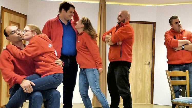 Die Proben laufen bei der Theatergruppe des TSV Harsdorf auf Hochtouren. Premiere ist am Samstag, 15. Dezember. Foto: Werner Reißaus