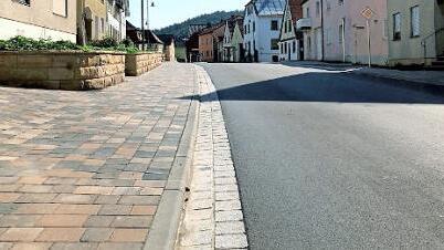 Da das Straßenbauamt die sanierte Hauptstraße vermessen wird, beschloss der Rat, eine Vermessung der Gehwege und der Grundstücksgrenzen vom Ortsteingang bis zum "Saumarkt" mit auszuführen.  Foto: cz