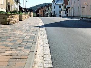 Da das Straßenbauamt die sanierte Hauptstraße vermessen wird, beschloss der Rat, eine Vermessung der Gehwege und der Grundstücksgrenzen vom Ortsteingang bis zum "Saumarkt" mit auszuführen.  Foto: cz