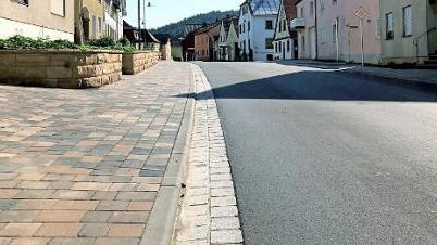 Da das Straßenbauamt die sanierte Hauptstraße vermessen wird, beschloss der Rat, eine Vermessung der Gehwege und der Grundstücksgrenzen vom Ortsteingang bis zum "Saumarkt" mit auszuführen.  Foto: cz