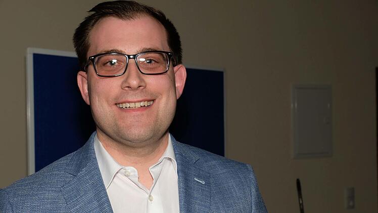 Das vorläufige Wahlergebnis zur Bürgermeisterwahl in Wartmannsroth lauet (Stand 19,15 Uhr):Roland Brönner251 Stimmen Forian Atzmüller667 Stimmen Manuel Betz217 StimmenAnbei die Foto (Gerd Schaar) von Florian Atzmüller.