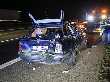 Kleinbus kracht in Heck von Auto