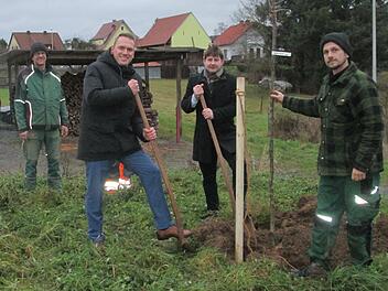 Achim Friedrich (links) und Sohn Matthias (rechts) von der zuständigen Gartenbaufirma mit Mario Götz und Holger Becker.
