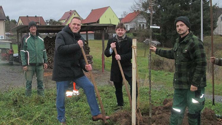 Achim Friedrich (links) und Sohn Matthias (rechts) von der zuständigen Gartenbaufirma mit Mario Götz und Holger Becker.