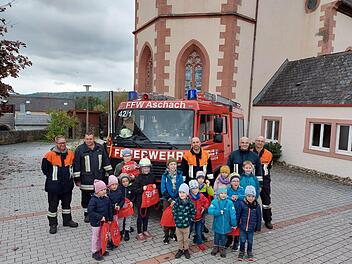 Die Freiwillige Feuerwehr Aschach begeisterte die Kinder. Eingeladen hatte das Aschacher B&uuml;chereiteam. Foto: Verena Schwerteck