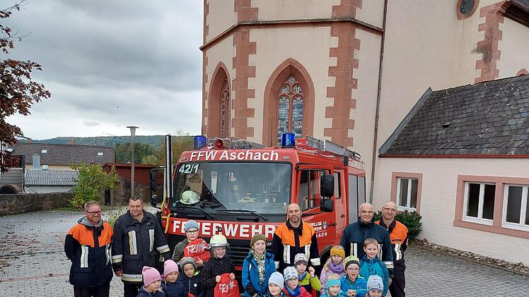 Die Freiwillige Feuerwehr Aschach begeisterte die Kinder. Eingeladen hatte das Aschacher B&uuml;chereiteam. Foto: Verena Schwerteck