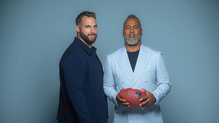 Bj&ouml;rn Werner (links) und Patrick Esume f&uuml;hren bei RTL an jedem Sonntag durch ein NFL-Spiel.