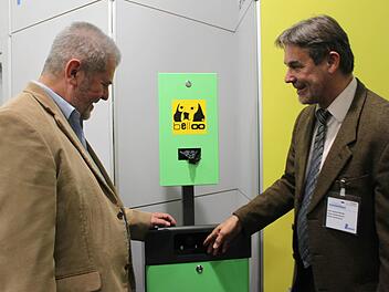 Der Nordhalbener Bürgermeister Josef Daum (links) und sein Steinwiesener Kollege Gerhard Wunter interessieren sich für Kotbeutel für Hunde.
