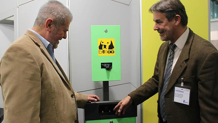 Der Nordhalbener Bürgermeister Josef Daum (links) und sein Steinwiesener Kollege Gerhard Wunter interessieren sich für Kotbeutel für Hunde.