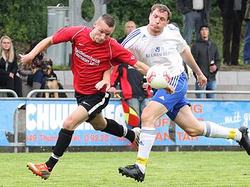 Solch ideale Platzverhältnisse werden der Thurnauer Alexander Hiesch (links) und Thomas Witzgall vom FC Kirchleus am Wochenende in der Fußball-Kreisklasse Kulmbach nicht vorfinden. Wenn überhaupt gespielt wird.  Foto: Herbert Georgius