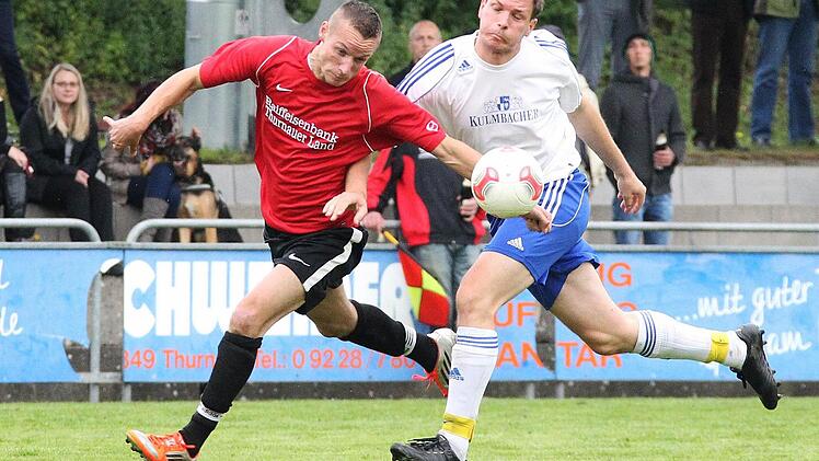 Solch ideale Platzverhältnisse werden der Thurnauer Alexander Hiesch (links) und Thomas Witzgall vom FC Kirchleus am Wochenende in der Fußball-Kreisklasse Kulmbach nicht vorfinden. Wenn überhaupt gespielt wird.  Foto: Herbert Georgius