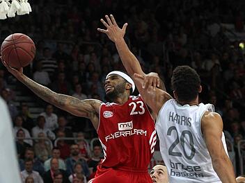 Malcolm Delaney (hier beim Korbleger) gegen Elias Harris - dieses Duell gab es auch schon in der letzten Saison, als der Star der Bayern die Münchner zur deutschen Meisterschaft führte. Foto: sportpress