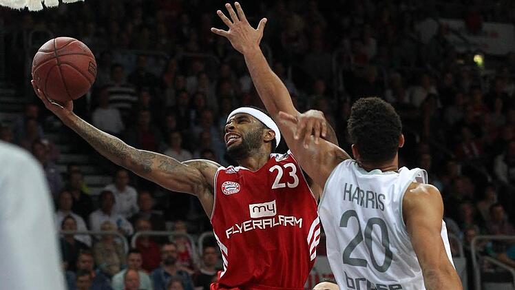 Malcolm Delaney (hier beim Korbleger) gegen Elias Harris - dieses Duell gab es auch schon in der letzten Saison, als der Star der Bayern die Münchner zur deutschen Meisterschaft führte. Foto: sportpress
