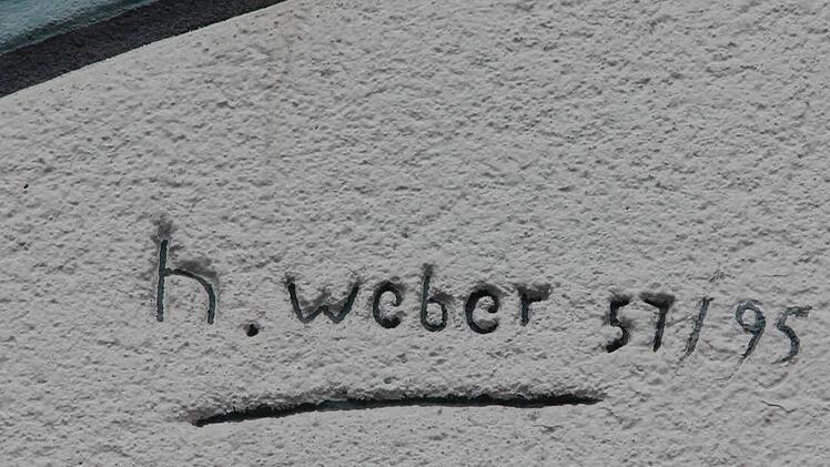 Der Künstler hat sein Werk an der Sparkassenfassade signiert.   Foto: Friedwald Schedel