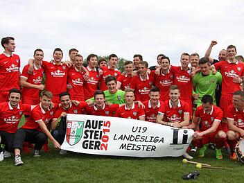 Die U19 des Baiersdorfer SV steigt als Meister in die Bayernliga auf. Das Team, hinten von links: Christian Raven, Christian Kraus, Patrick Titzmann, Lukas Steinbrenner, Ales Fieber, Andy Kupfer, Alex Kupfer, Jonas Pittel, Leon Schnabl, Co-Trainer Michael Teuber, Nici Wurm, Matze Kern, Fabi Winkelmann, Max Wirth, Thomas Harrer, Chris Teuber, Trainer Thomas Luckner und Matthias Zametzer. Vorne von links: Eren Bal, Lukas Dörfler, Jonathan Gebhard, Lukas Isbert, Lukas Drummer, Max Schmitt, Paul-...