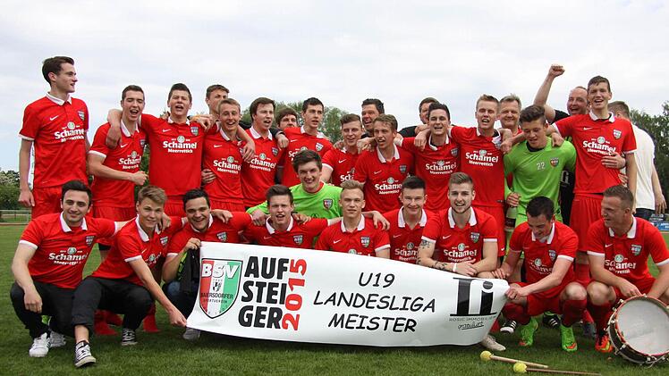 Die U19 des Baiersdorfer SV steigt als Meister in die Bayernliga auf. Das Team, hinten von links: Christian Raven, Christian Kraus, Patrick Titzmann, Lukas Steinbrenner, Ales Fieber, Andy Kupfer, Alex Kupfer, Jonas Pittel, Leon Schnabl, Co-Trainer Michael Teuber, Nici Wurm, Matze Kern, Fabi Winkelmann, Max Wirth, Thomas Harrer, Chris Teuber, Trainer Thomas Luckner und Matthias Zametzer. Vorne von links: Eren Bal, Lukas Dörfler, Jonathan Gebhard, Lukas Isbert, Lukas Drummer, Max Schmitt, Paul-...