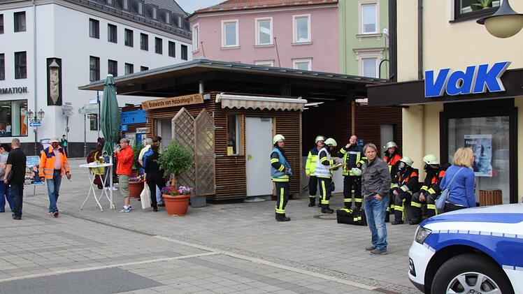 Passanten verfolgten das Geschehen am Eingang zur Tiefgarage mit Interesse. Foto: Matthias Beetz