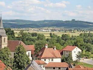 Blick auf Wiesen. Im Hintergrund grüßt der Veitsberg.  Foto: Franz Böhmer
