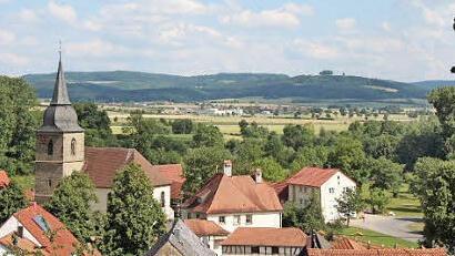 Blick auf Wiesen. Im Hintergrund grüßt der Veitsberg.  Foto: Franz Böhmer