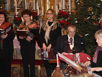 Waldemar Kolb, Michaela Kolb am Hackbrett, Marlene Roppelt am Kontrabass und der Pautzfelder Dreigesang bei volkstümlicher Musik und Gesang in der Pautzfelder Pfarrkirche.  Foto: Mathias Erlwein