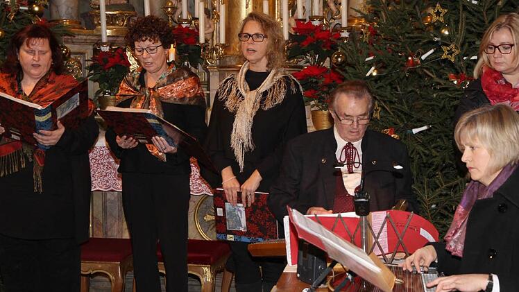 Waldemar Kolb, Michaela Kolb am Hackbrett, Marlene Roppelt am Kontrabass und der Pautzfelder Dreigesang bei volkstümlicher Musik und Gesang in der Pautzfelder Pfarrkirche.  Foto: Mathias Erlwein