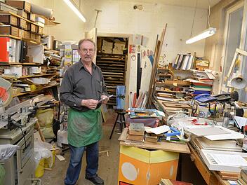 Das Bild entstand an einem der letzten Tagen, in denen Helmut Weise nin seiner Buchbinder-Werkstatt in Bamberg gearbeitet hat. Foto:Ronald Rinklef