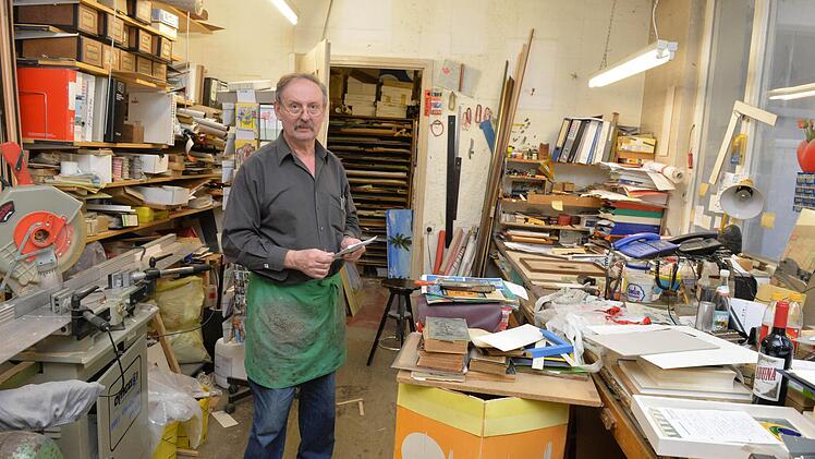 Das Bild entstand an einem der letzten Tagen, in denen Helmut Weise nin seiner Buchbinder-Werkstatt in Bamberg gearbeitet hat. Foto:Ronald Rinklef