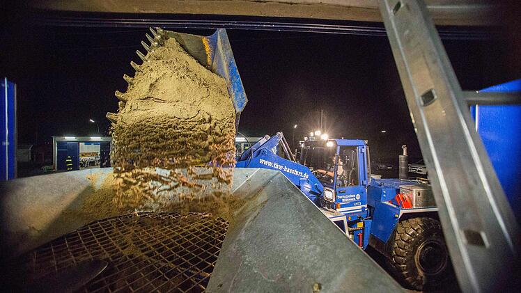 Die neue Sandsack-Packmaschine beim THW in Haßfurt.  Foto: René Ruprecht