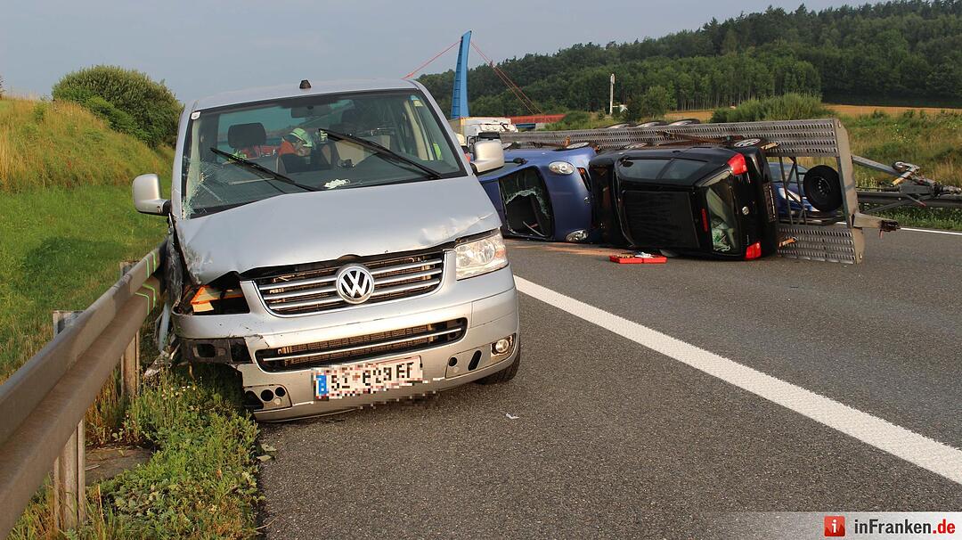 Drei Fahrspuren nach folgenschwerem Auffahrer blockiert - Geladene Autos liegen auf der Autobahn