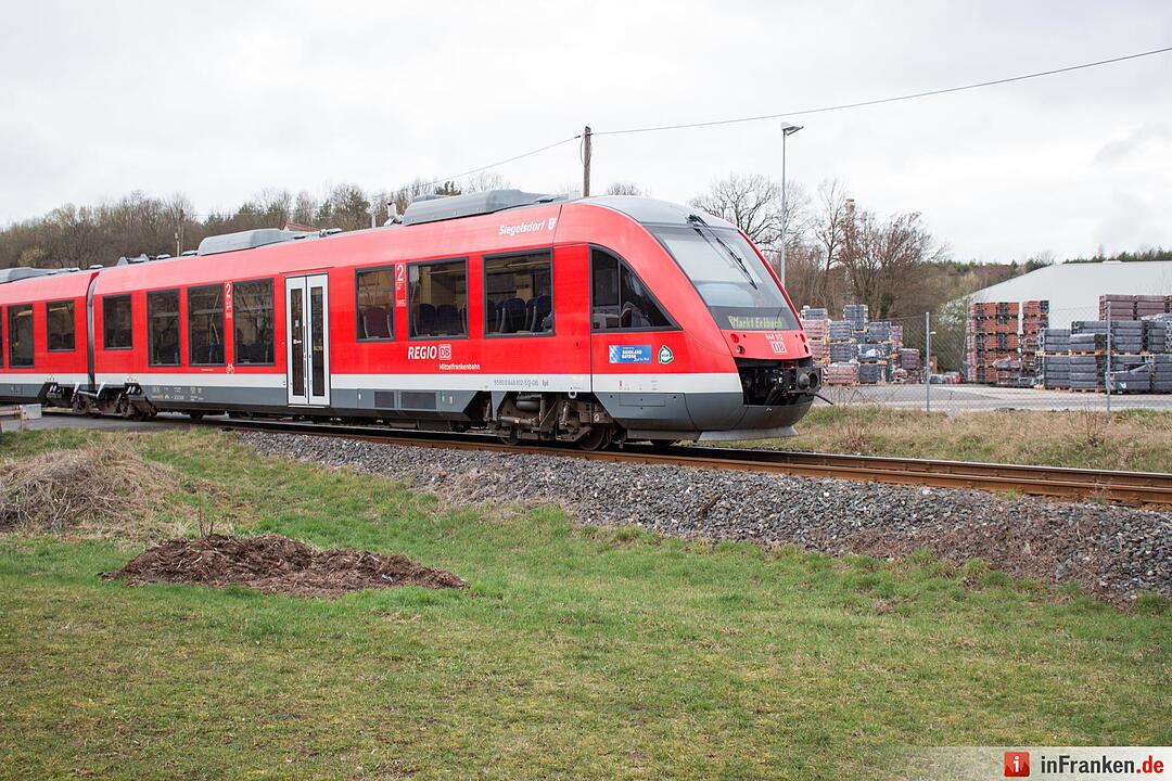 Landkreis Fürth: Regionalbahn erfasst Auto - vier Verletzte