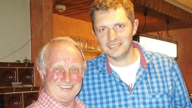 Michael D&uuml;ck (l.) &uuml;bergibt die Leitung an Stefan Will. Foto: asch