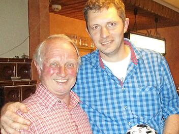 Michael D&uuml;ck (l.) &uuml;bergibt die Leitung an Stefan Will. Foto: asch